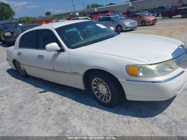  Salvage Lincoln Towncar