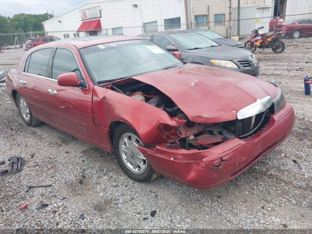  Salvage Lincoln Towncar