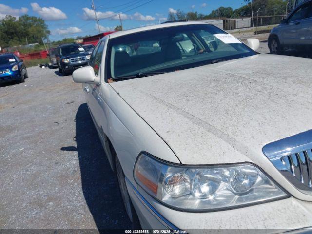  Salvage Lincoln Towncar