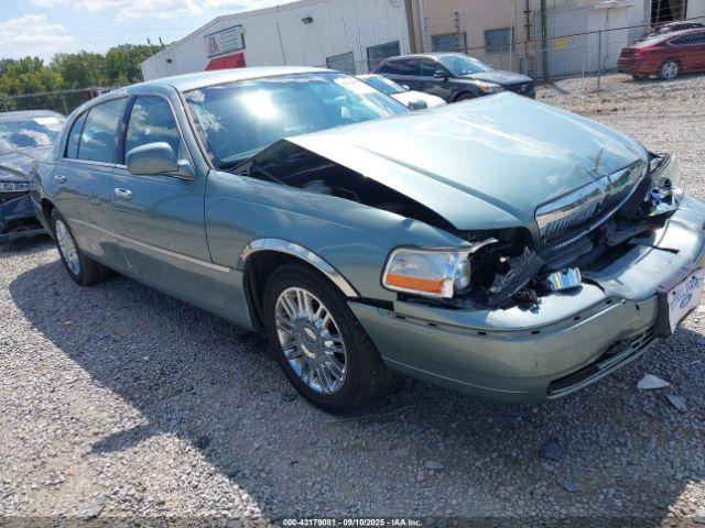  Salvage Lincoln Towncar