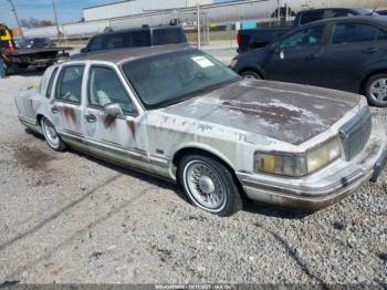  Salvage Lincoln Towncar