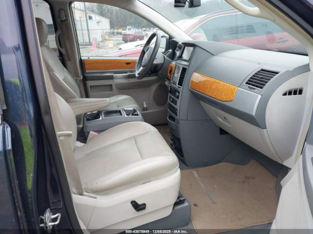 Chrysler Town & Country Limited Image 7