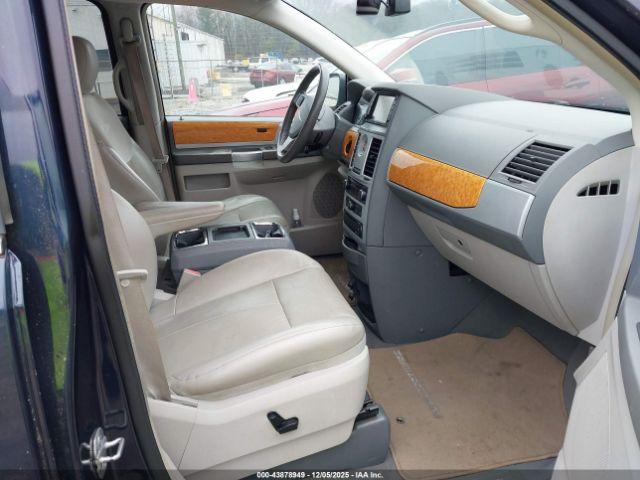 Chrysler Town & Country Limited Image 7