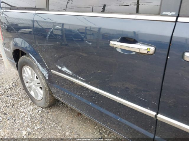 Chrysler Town & Country Limited Image 12