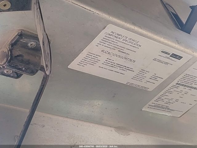 Freightliner Chassis M Line Walk-in Van Image 14