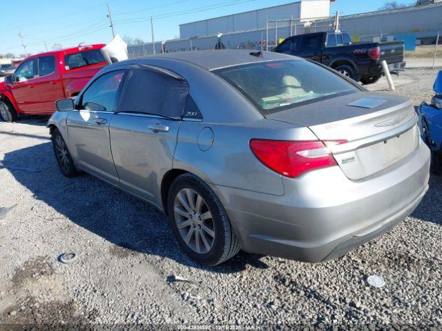 Chrysler 200 Touring Image 15
