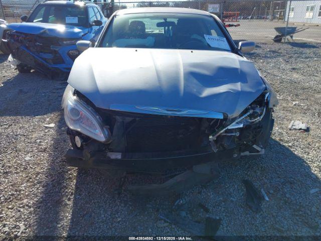 Chrysler 200 Touring Image 8