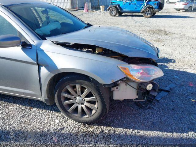 Chrysler 200 Touring Image 13