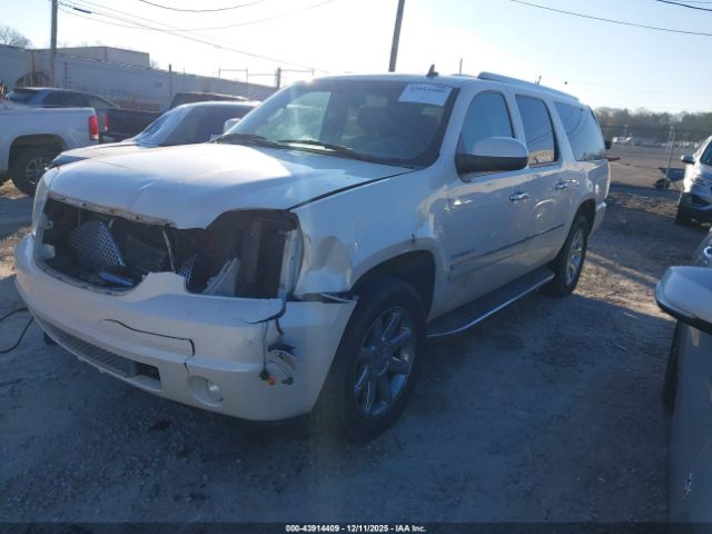 GMC Yukon Denali Image 19