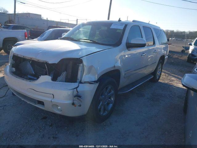 GMC Yukon Denali Image 19