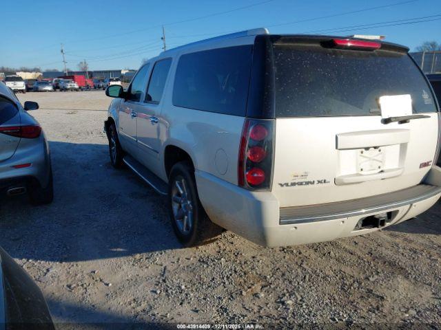 GMC Yukon Denali Image 15