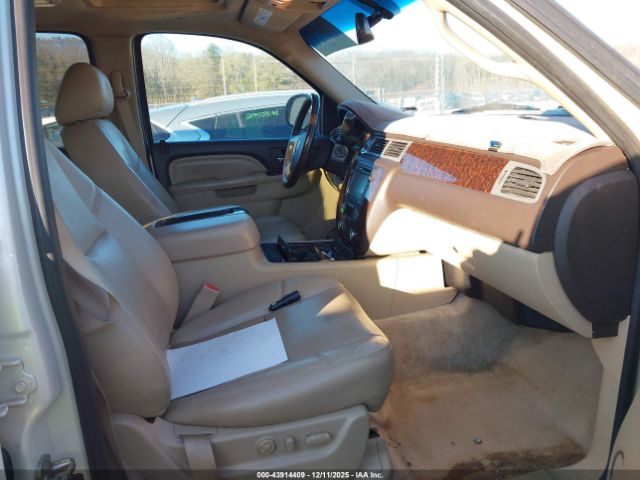 GMC Yukon Denali Image 16