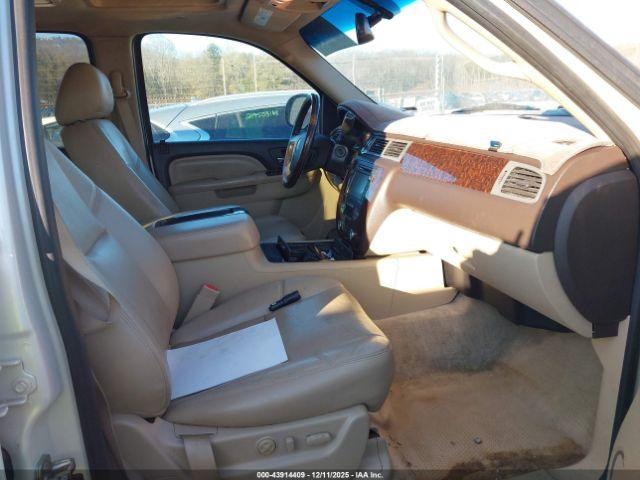 GMC Yukon Denali Image 16