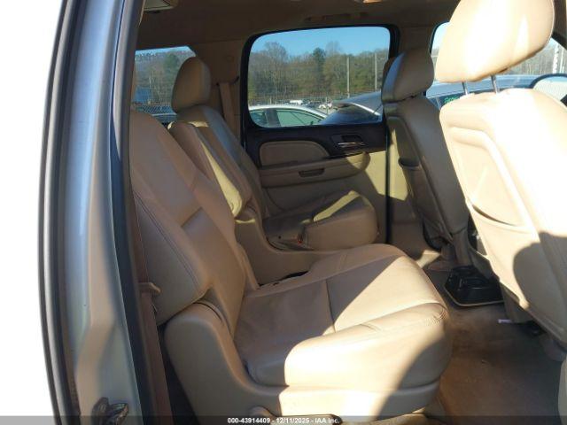 GMC Yukon Denali Image 20