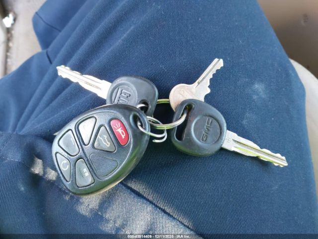 GMC Yukon Denali Image 12