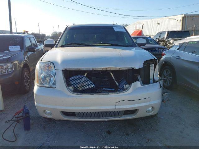 GMC Yukon Denali Image 6