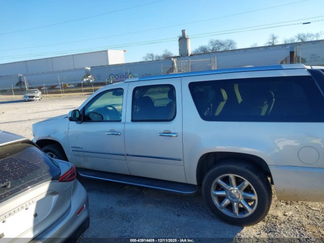 GMC Yukon Denali Image 8