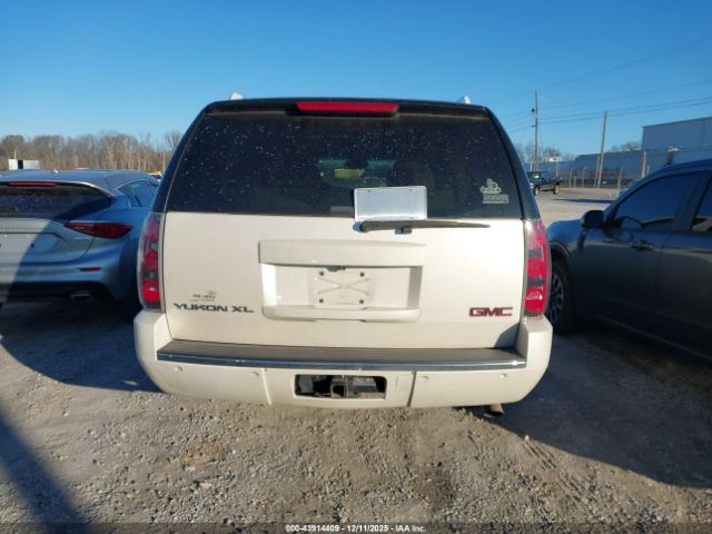 GMC Yukon Denali Image 9