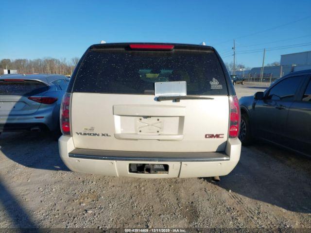 GMC Yukon Denali Image 9
