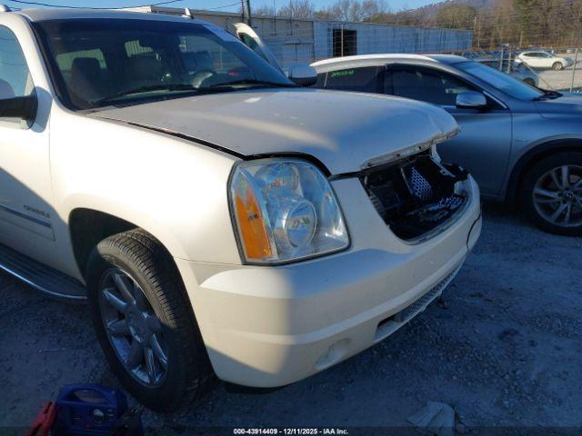 GMC Yukon Denali Image 7