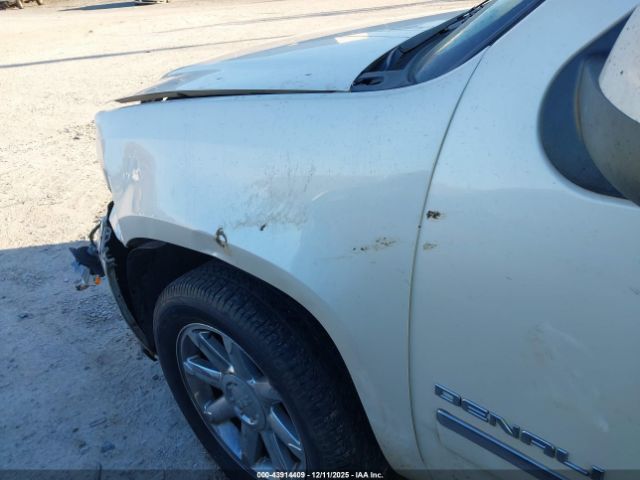 GMC Yukon Denali Image 11