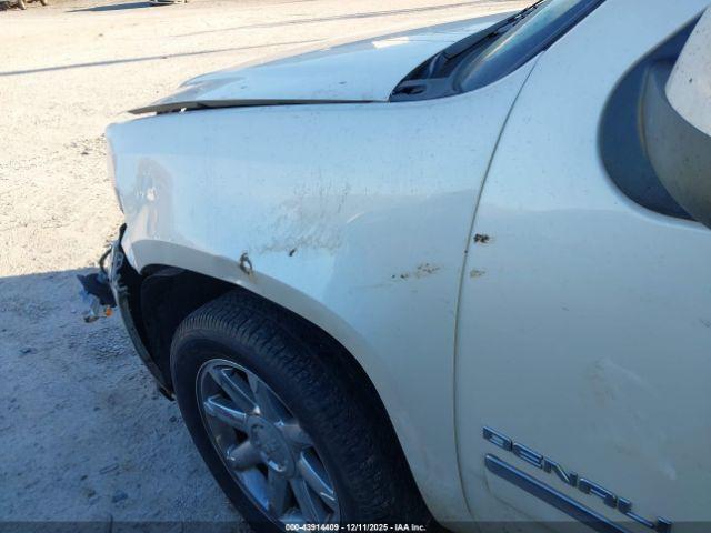 GMC Yukon Denali Image 11