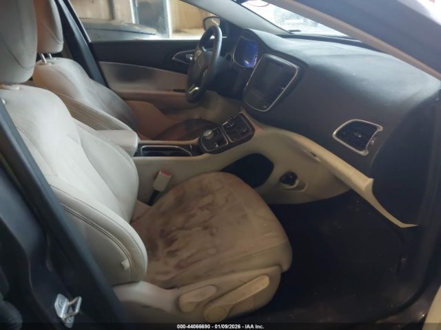 Chrysler 200 Limited Image 8