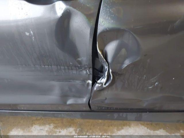 Chrysler 200 Limited Image 2