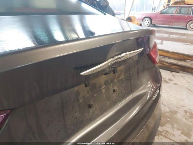 Chrysler 200 Limited Image 3